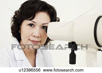 Banco de Imagem - retrato,  optometrist, 
 frente,  ophthalmoscope. 
fotosearch - busca 
de fotos, imagens 
e clipart