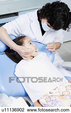 Banco de Imagem - close-up,  femininas, 
 odontólogo,  
examinando,  menina, 
 dentes. fotosearch 
- busca de fotos, 
imagens e clipart