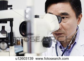 Arquivo Fotográficos - close-up,  optometrist, 
 olhar,  ophthalmoscope. 
fotosearch - busca 
de fotos, imagens 
e clipart