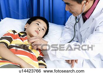 Banco de Imagem - lado,  perfil, 
 macho,  doutor, 
 examinando,  
menino,  estetoscópio. 
fotosearch - busca 
de fotos, imagens 
e clipart