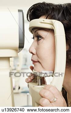 Arquivo de Fotografias - lado,  perfil, 
 paciente,  sendo, 
 examinado,  ophthalmoscope. 
fotosearch - busca 
de fotos, imagens 
e clipart