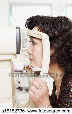 Banco de Imagem - lado,  perfil, 
 paciente,  sendo, 
 examinado,  ophthalmoscope. 
fotosearch - busca 
de fotos, imagens 
e clipart