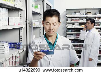 Arquivo de Fotografias - macho,  farmacêutico, 
 segurando,  medicina, 
 loja,  sala. 
fotosearch - busca 
de fotos, imagens 
e clipart
