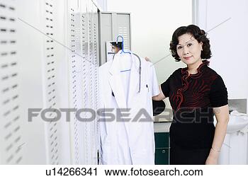 Arquivo de Fotografia - retrato,  femininas, 
 doutor,  segurando, 
 laboratório, 
 agasalho. fotosearch 
- busca de fotos, 
imagens e clipart