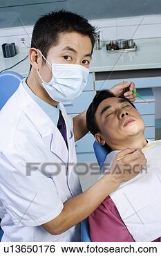 Banco de Imagem - retrato,  macho, 
 doutor,  enquanto, 
 examinando,  
macho,  paciente. 
fotosearch - busca 
de fotos, imagens 
e clipart