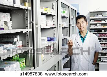 Banco de Imagem - retrato,  macho, 
 farmacêutico, 
 segurando,  garrafa, 
 loja,  sala. 
fotosearch - busca 
de fotos, imagens 
e clipart