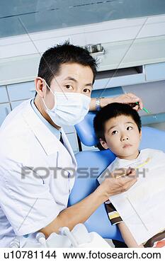 Banco de Imagem - retrato,  macho, 
 odontólogo,  
examinando,  menino. 
fotosearch - busca 
de fotos, imagens 
e clipart