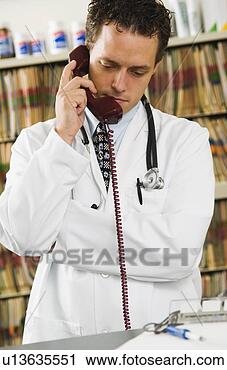 Arquivo de Fotografia - doutor,  telefone. 
fotosearch - busca 
de fotos, imagens 
e clipart