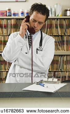 Banco de Imagem - doutor,  telefone. 
fotosearch - busca 
de fotos, imagens 
e clipart