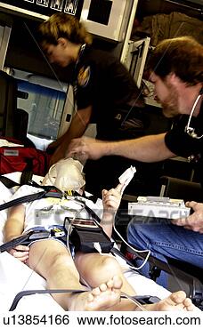 Banco de Imagem - emt,  paciente, 
 ambulância. fotosearch 
- busca de fotos, 
imagens e clipart