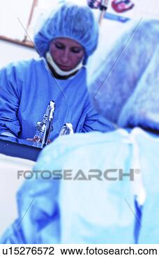 Banco de Imagem - enfermeira,  sanitizing, 
 mãos,  antes 
de,  cirurgia. 
fotosearch - busca 
de fotos, imagens 
e clipart