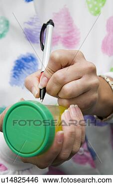 Banco de Imagem - enfermeira,  urina, 
 espécime. fotosearch 
- busca de fotos, 
imagens e clipart