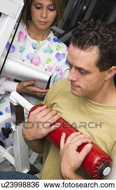 Banco de Imagem - homem,  físico, 
 terapia. fotosearch 
- busca de fotos, 
imagens e clipart