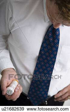Arquivo Fotográficos - homem,  olhar, 
 prescrição,  
garrafa. fotosearch 
- busca de fotos, 
imagens e clipart