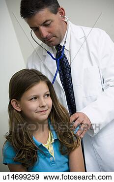 Arquivo Fotográficos - menina,  obtendo, 
 físico. fotosearch 
- busca de fotos, 
imagens e clipart