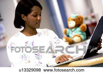 Banco de Imagem - africano,  americano, 
 enfermeira,  
olhar,  paciente, 
 mapa. fotosearch 
- busca de fotos, 
imagens e clipart