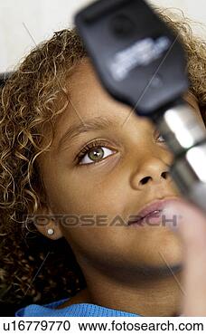 Arquivo de Fotografias - africano,  americano, 
 menina,  obtendo, 
 olho,  exame. 
fotosearch - busca 
de fotos, imagens 
e clipart