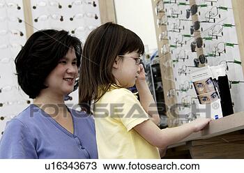 Banco de Imagem - asiático,  mãe, 
 filha,  escolher, 
 óculos. fotosearch 
- busca de fotos, 
imagens e clipart