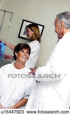 Banco de Imagem - doutor,  falando, 
 paciente. fotosearch 
- busca de fotos, 
imagens e clipart