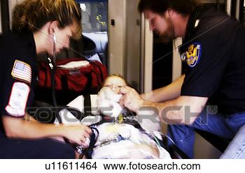 Banco de Imagem - emts,  trabalhando, 
 paciente,  maca. 
fotosearch - busca 
de fotos, imagens 
e clipart