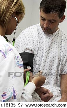Foto - enfermeira,  levando, 
 pacientes,  sangue, 
 pressão. fotosearch 
- busca de fotos, 
imagens e clipart