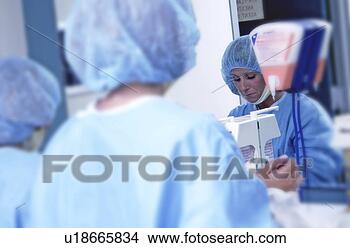 Banco de Imagem - enfermeira,  sanitizing, 
 mãos,  antes 
de,  cirurgia. 
fotosearch - busca 
de fotos, imagens 
e clipart