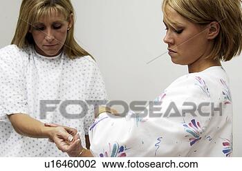 Banco de Imagem - enfermeira,  verificar, 
 pacientes,  pulso. 
fotosearch - busca 
de fotos, imagens 
e clipart