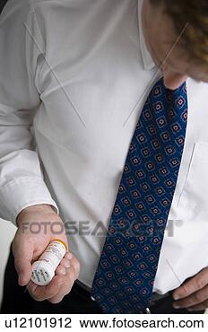 Banco de Imagem - homem,  olhar, 
 prescrição,  
garrafa. fotosearch 
- busca de fotos, 
imagens e clipart