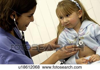 Banco de Imagem - médico,  examinando, 
 menina. fotosearch 
- busca de fotos, 
imagens e clipart
