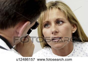 Foto - médico,  examinando, 
 paciente. fotosearch 
- busca de fotos, 
imagens e clipart