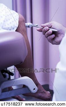 Foto - médico,  verificar, 
 pacientes,  reflexos. 
fotosearch - busca 
de fotos, imagens 
e clipart