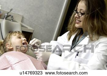 Banco de Imagem - menina,  obtendo, 
 dental,  exame. 
fotosearch - busca 
de fotos, imagens 
e clipart