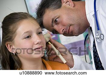 Arquivo de Fotografias - menina,  obtendo, 
 físico. fotosearch 
- busca de fotos, 
imagens e clipart