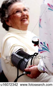 Banco de Imagem - mulher,  tendo, 
 dela,  sangue, 
 pressão,  verificado. 
fotosearch - busca 
de fotos, imagens 
e clipart