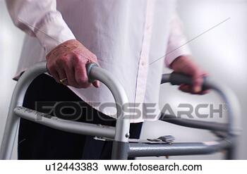 Banco de Imagem - sênior,  mulher, 
 andar,  caminhante. 
fotosearch - busca 
de fotos, imagens 
e clipart