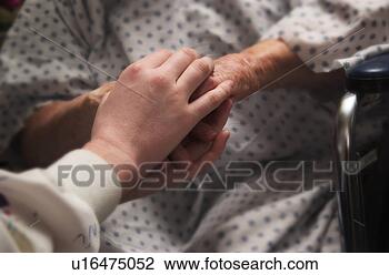 Banco de Imagem - sênior,  mulher, 
 cadeira rodas, 
 segurando,  mãos, 
 enfermeira. fotosearch 
- busca de fotos, 
imagens e clipart