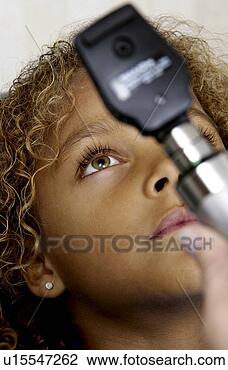 Banco de Imagem - africano,  americano, 
 menina,  obtendo, 
 olho,  exame. 
fotosearch - busca 
de fotos, imagens 
e clipart