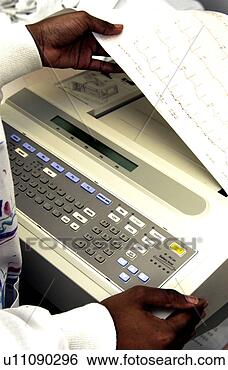 Banco de Imagem - africano,  americano, 
 técnico,  monitorando, 
 ekg,  máquina. 
fotosearch - busca 
de fotos, imagens 
e clipart