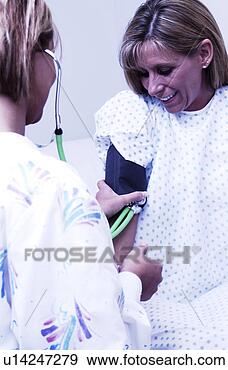 Arquivo Fotográficos - enfermeira,  levando, 
 pacientes,  sangue, 
 pressão. fotosearch 
- busca de fotos, 
imagens e clipart