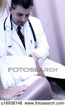 Banco de Imagem - médico,  examinando, 
 paciente. fotosearch 
- busca de fotos, 
imagens e clipart