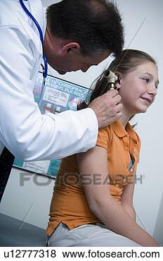 Banco de Imagem - menina,  obtendo, 
 físico. fotosearch 
- busca de fotos, 
imagens e clipart