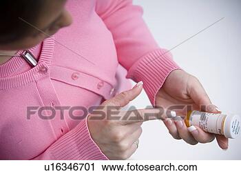 Arquivo de Fotografia - mulher,  olhar, 
 prescrição,  
garrafa. fotosearch 
- busca de fotos, 
imagens e clipart
