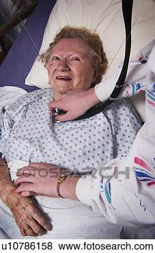 Banco de Imagem - sênior,  mulher, 
 doente,  cama. 
fotosearch - busca 
de fotos, imagens 
e clipart