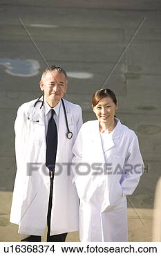 Banco de Imagem - dois,  doutores, 
 ficar. fotosearch 
- busca de fotos, 
imagens e clipart
