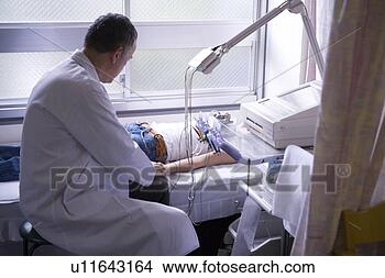 Banco de Imagem - doutor,  examinando, 
 paciente. fotosearch 
- busca de fotos, 
imagens e clipart