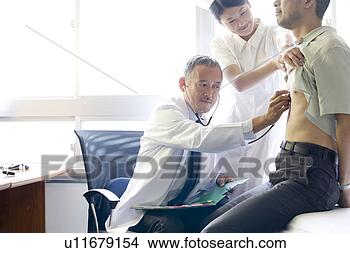 Banco de Imagem - doutor,  examinando, 
 paciente,  estetoscópio. 
fotosearch - busca 
de fotos, imagens 
e clipart