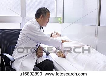 Arquivo de Fotografias - doutor,  examinando, 
 paciente. fotosearch 
- busca de fotos, 
imagens e clipart