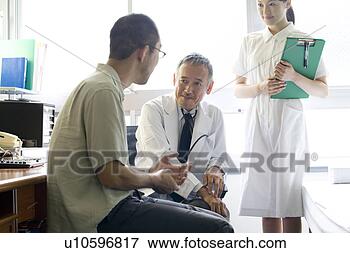 Foto - doutor,  falando, 
 paciente. fotosearch 
- busca de fotos, 
imagens e clipart