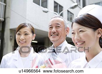 Banco de Imagem - doutores,  enfermeira, 
 dar,  grupo, 
 flores. fotosearch 
- busca de fotos, 
imagens e clipart
