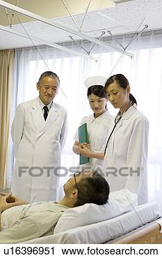 Arquivo de Fotografia - doutores,  enfermeira, 
 falando,  paciente, 
 cama. fotosearch 
- busca de fotos, 
imagens e clipart